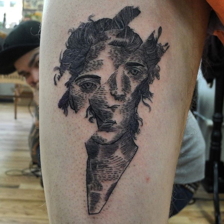 Tatuaje en la pierna, idea interesante de dibujar un retrato