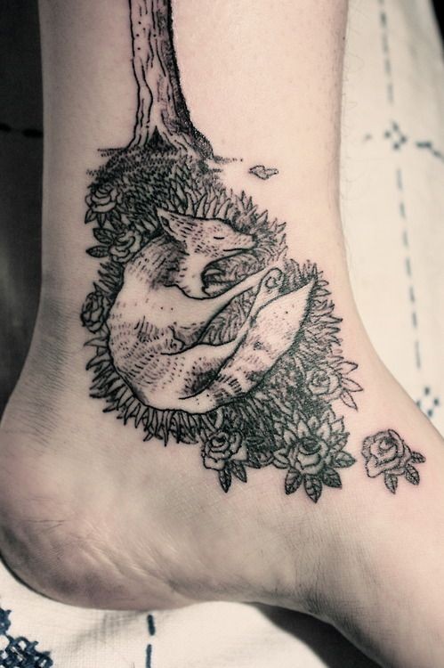 eccezionale linee nere volpe dormendo tatuaggio su gamba