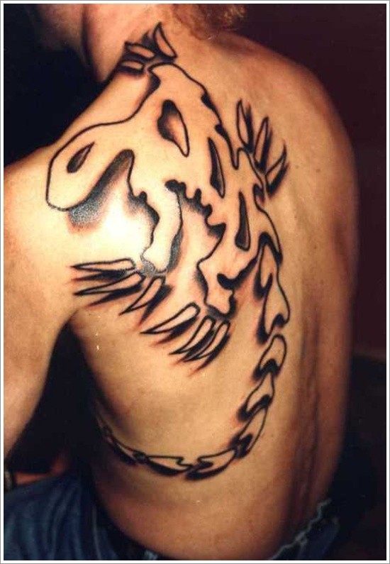 Tatuaje de lagarto grande extraño en la espalda