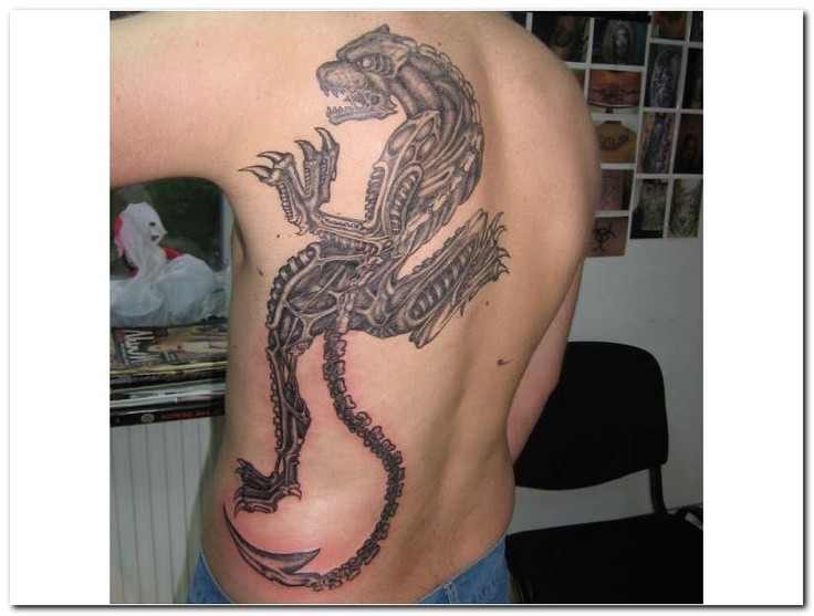 Tatuaggio grande sulla schiena la pantera stilizzata