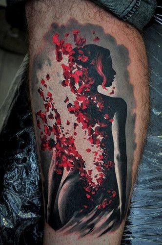 Tatuaje en la pierna, chica hermosa, colores oscuros