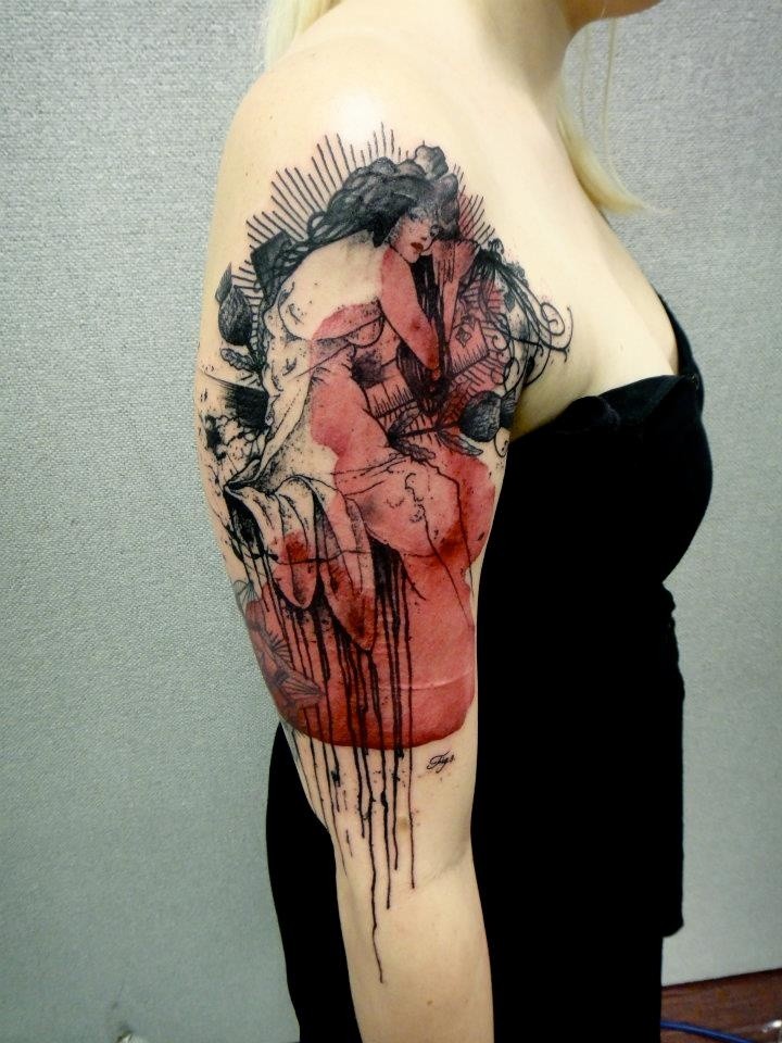 eccezionale rosso nero colore donna tatuaggio sulla spalla