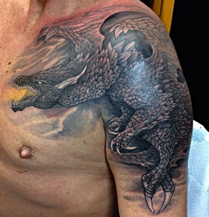 Tatuaje en el hombro, dragón vuela a gran velocidad