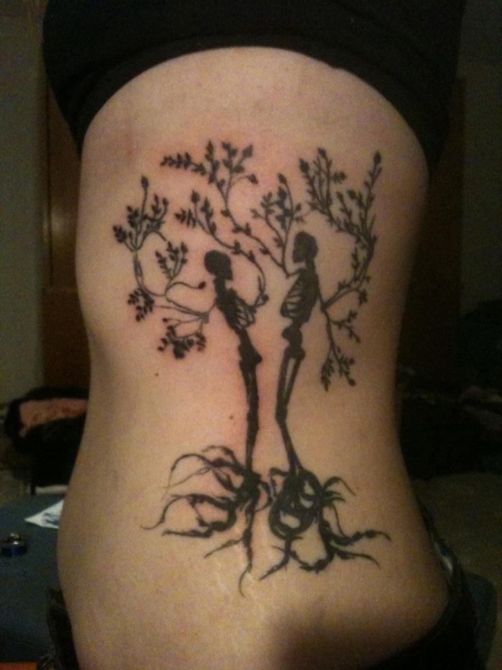 Tatuaggio semplice sul fianco i scheletri in forma degli alberi