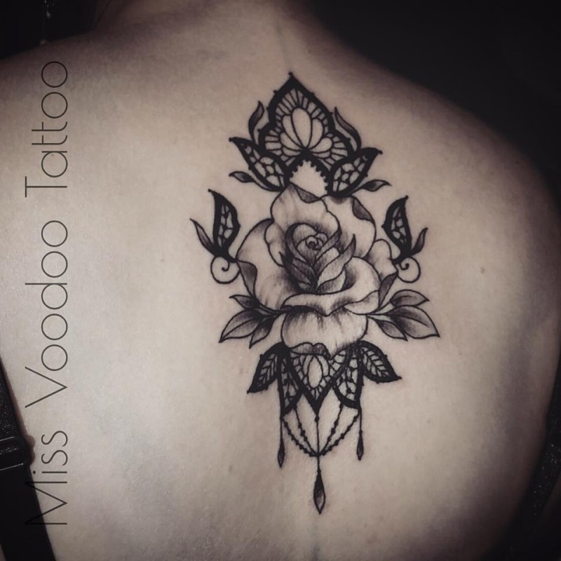 Impresionante tatuaje de la parte superior de la espalda de estilo negro de rosa con adornos florales de Caro Voodoo
