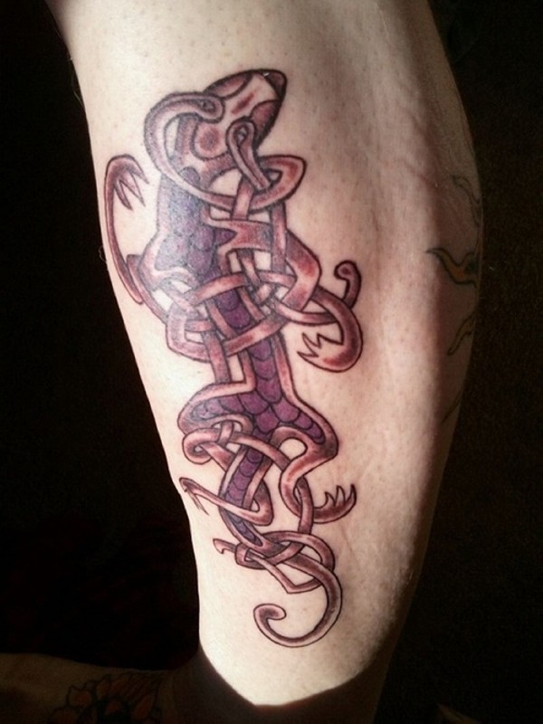 Tatuaje en la pierna,
lagarto de nudos celtas