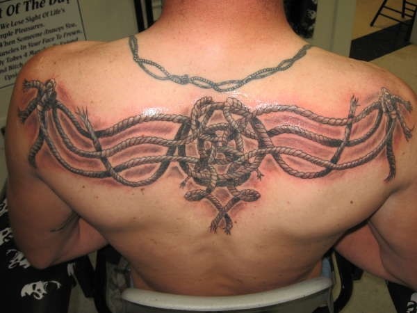 Tatuaje en la espalda,
alambres de nudos  celtas
