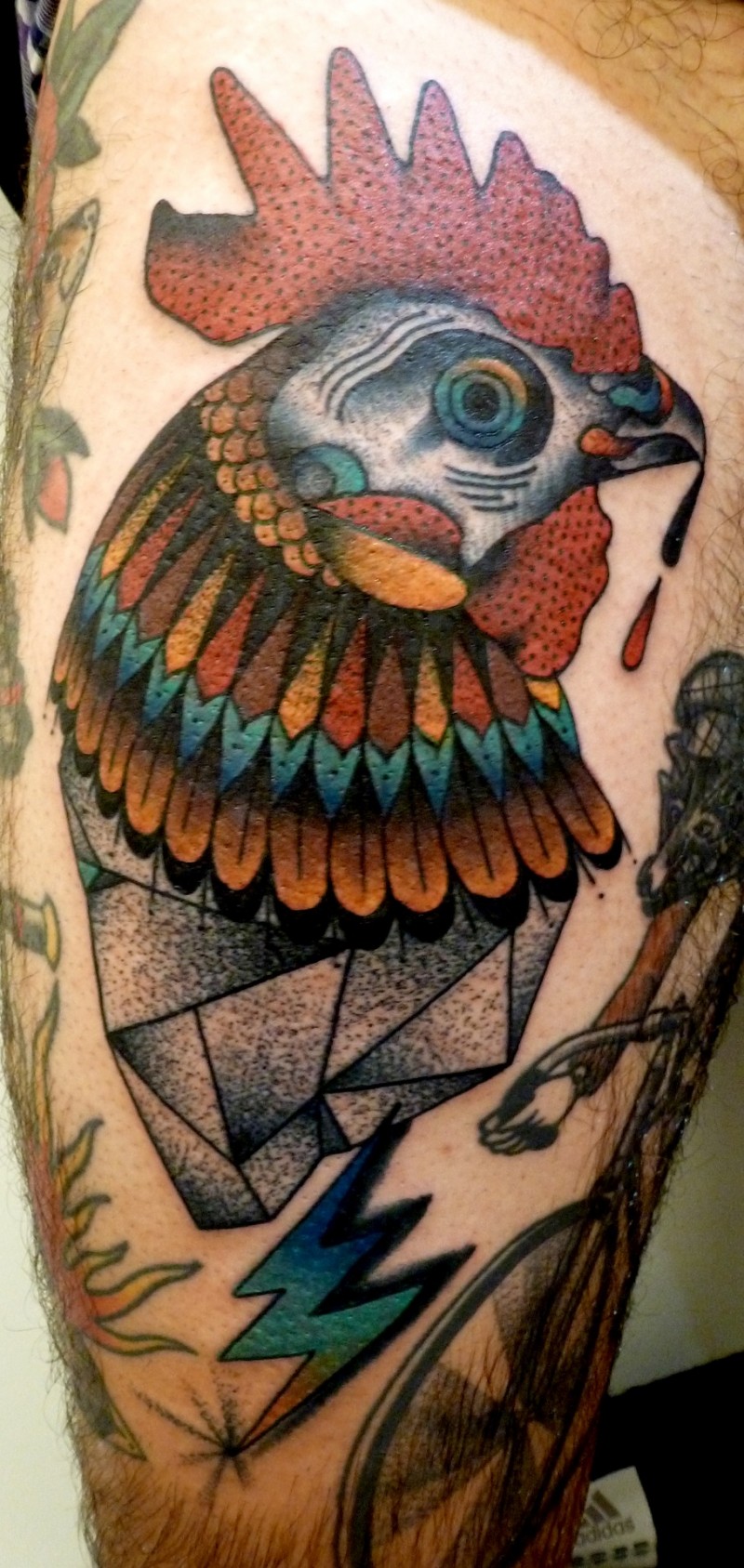 Tatuaje  de gallo estilizado de varios colores
