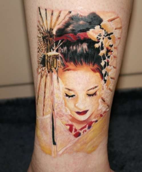 Tolle farbige 3D Geisha Tattoo am Knöchel