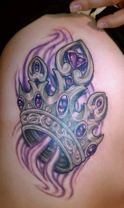 Schönes Tattoo mit farbiger grauer und violetter Krone