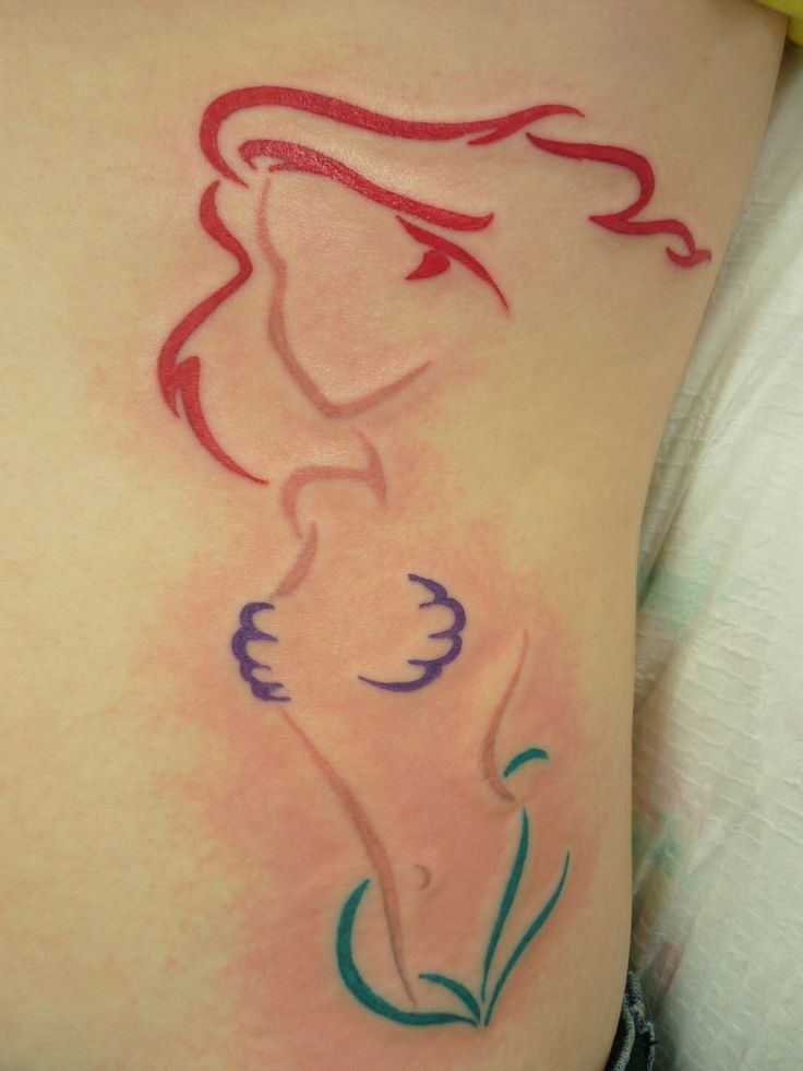 Wunderschöne farbige Linien Meerfrau Tattoo
