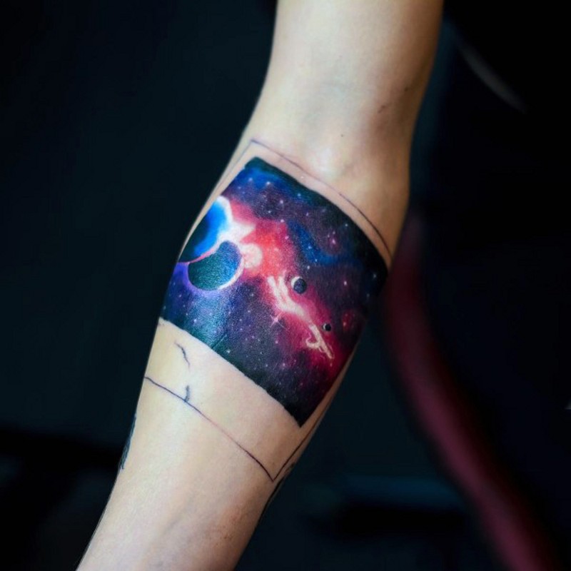 Schönes  farbige Foto mit Raum Tattoo am Arm