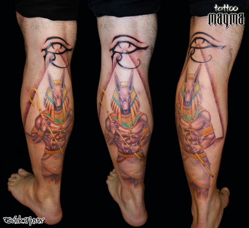 Toller bunter Anubis mit Horusauge Tattoo am Bein