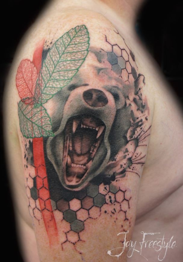 Tatuaje en el brazo,
cara de oso con hojas