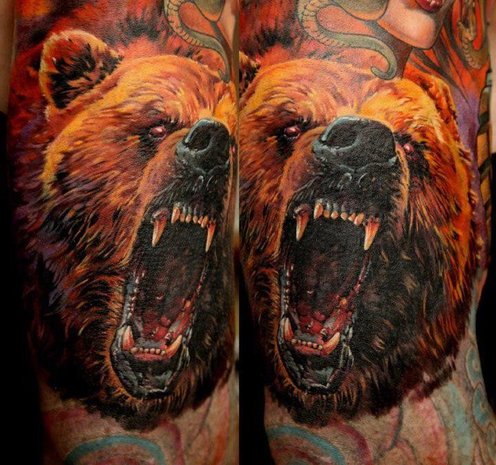 Tatuaje de oso feroz abigarrado