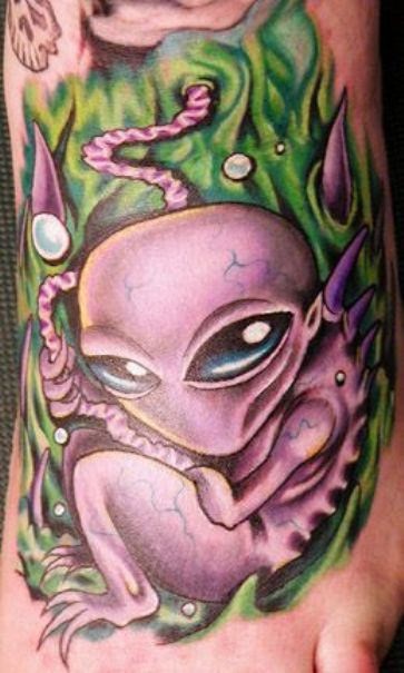 Tatuaje de criatura extraterrestre pequeña