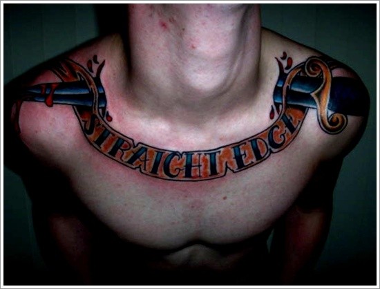 Tatuaje  en la clavícula, daga larga y inscripción