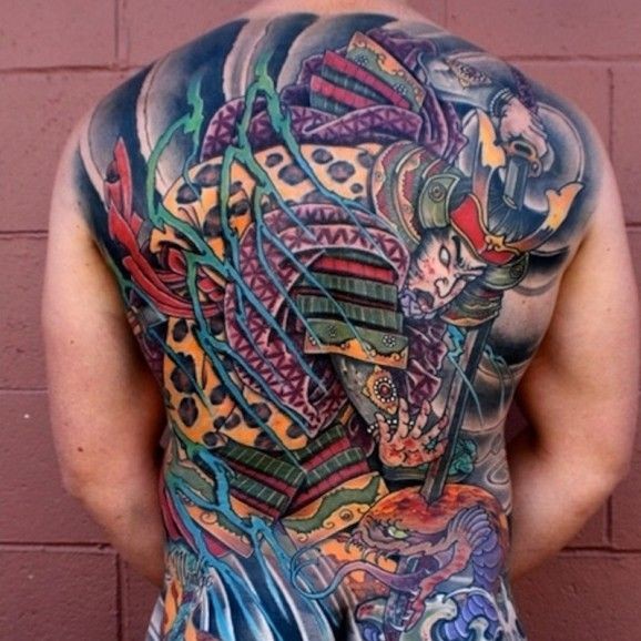 Tatuaje en la espalda,
samurái, diseño surrealista abigarrado