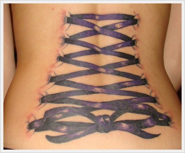 Tatuaje  de cordones púrpuras del corsé en la espalda