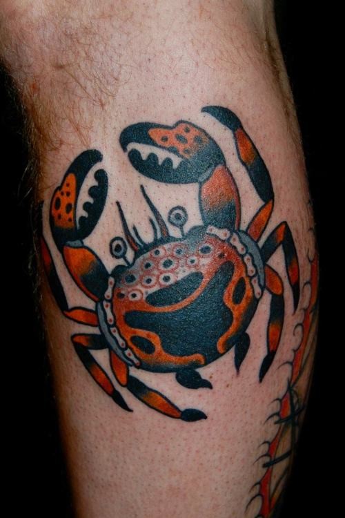 Tatuaje  de cangrejo divertido, color negro y naranja