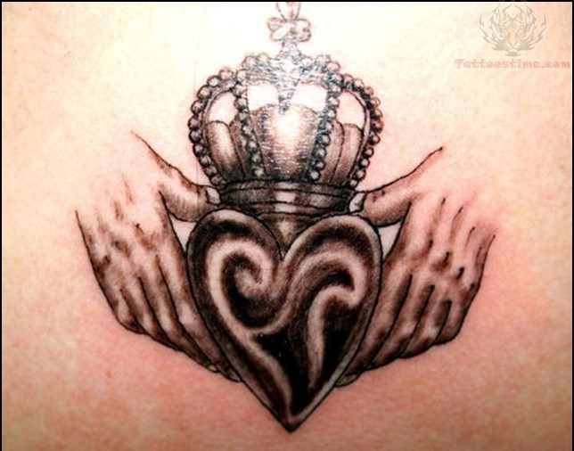 Fantastische Krone mit irischem Klee Tattoo