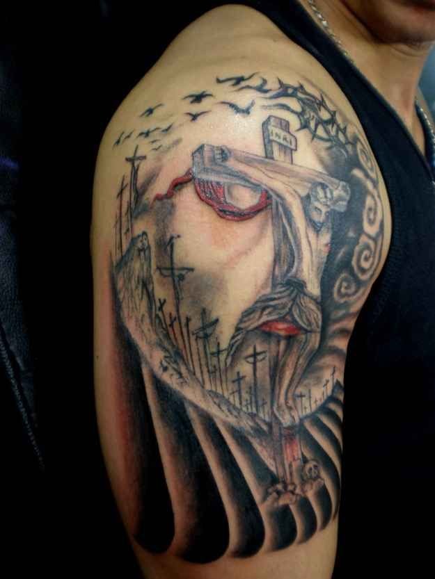 meraviglioso crocefisso in gesu" tatuaggio sulla spalla