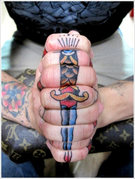 pugnale impressionante tatuaggio sulle dita
