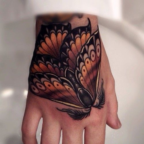 Tatuaje de polilla preciosa  en la mano