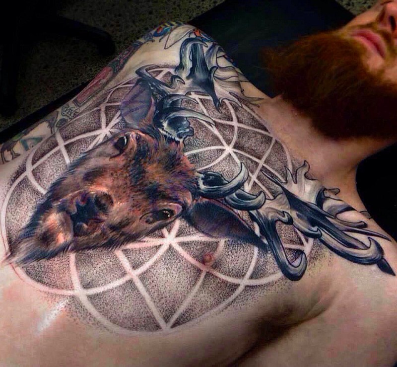 Tatuaje en el pecho, ciervo con cuernos grandes y formas geométricas