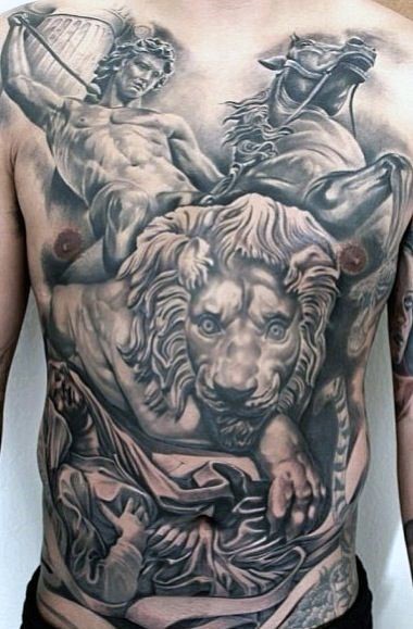 Tatuaje en el pecho, estatua de piedra de guerrero griego a caballo y león maravillosos