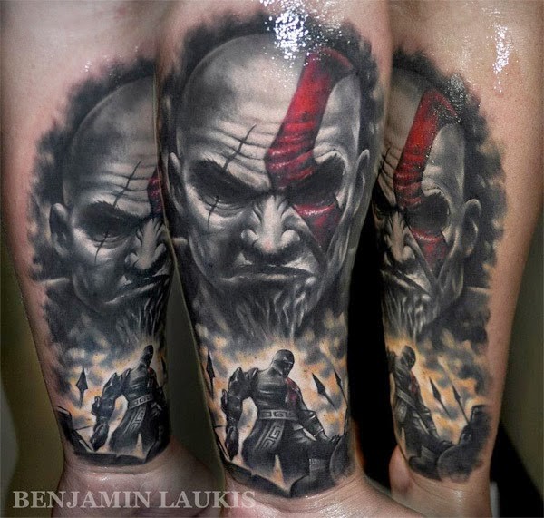 Tatuaje en el antebrazo, retrato excelente detallado de bárbaro furioso