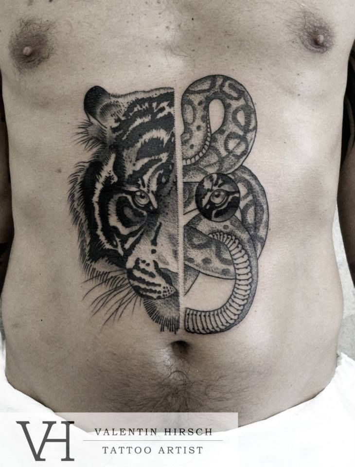 Incrível tatuagem preta de Valentin Hirsch de tigre e cobra