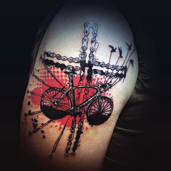 Tatuaje en el brazo, bicicleta con cruz hizo de cadena, diseño estilizado