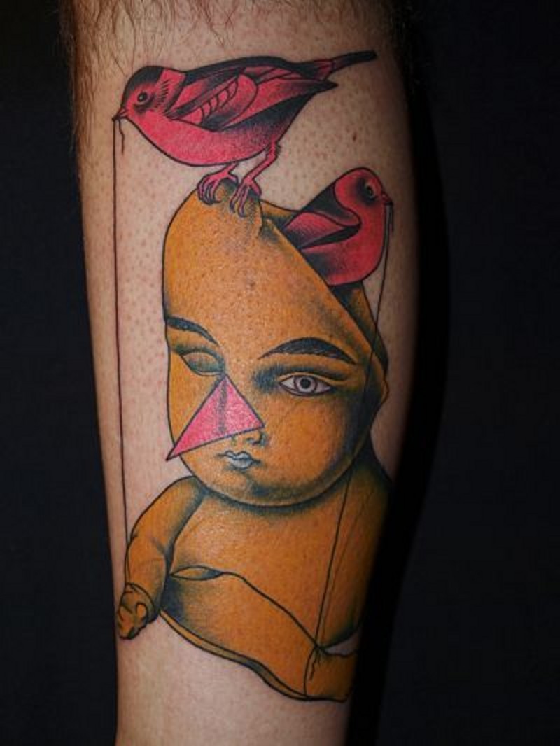 Tatuaje en la pierna, muñeca con aves rosadas