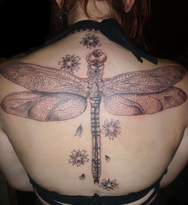 Tatuaje en la espalda, libélula grande gris