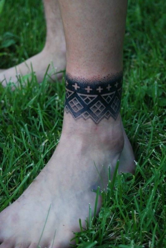 Tatuaje en el tobillo, pulsera negra, dotwork
