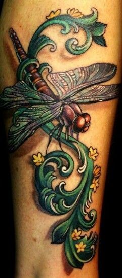 eccezionale libellula con fiore tatuaggio sulla gamba