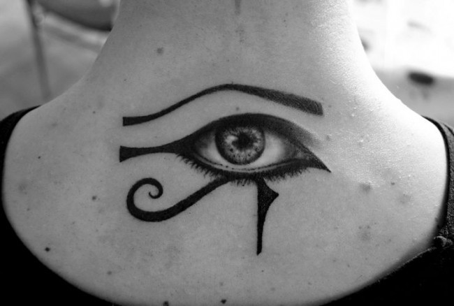Tatuaje en la espalda alta,  símbolo ojo de Horus con ojo humano precioso, tinta negra