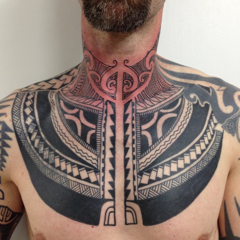 Tolles geometrisches farbiges Hals Tattoo-Design