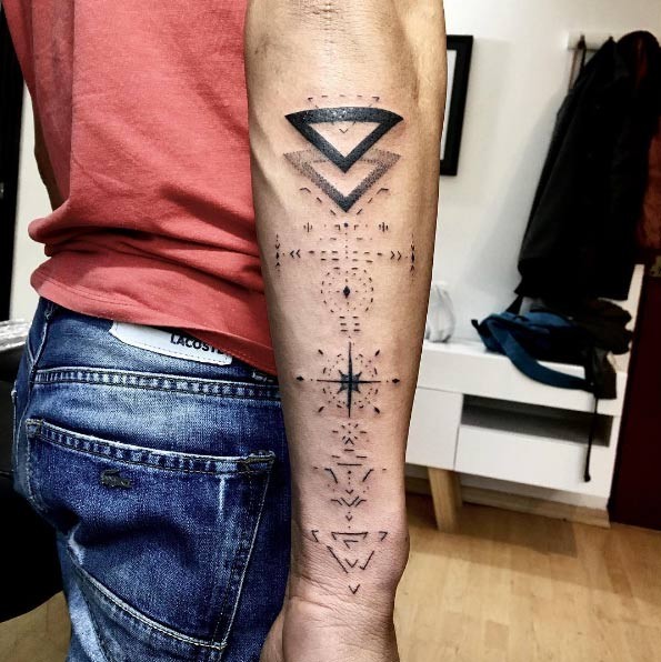 Tatouage de bras d&quotencre noire de style géométrique impressionnant de divers symboles et figures