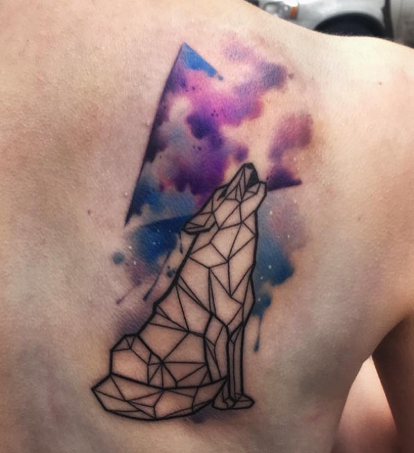Tatuaje en el omóplato, lobo formado de formas geométricas con el cielo nocturno