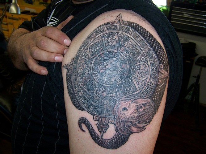 eccezionale dio sole con serpente azteca tatuaggio sulla spalla per uomo
