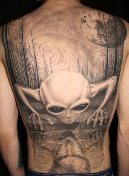 Tatuaje en la espalda, criatura alienígena rara  mira al agua