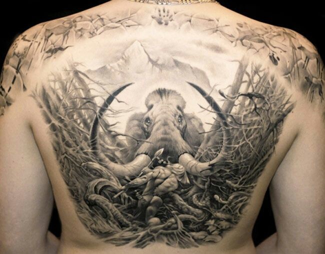 Tatuaje en la espalda, diseño de mamut de colores gris y neggro