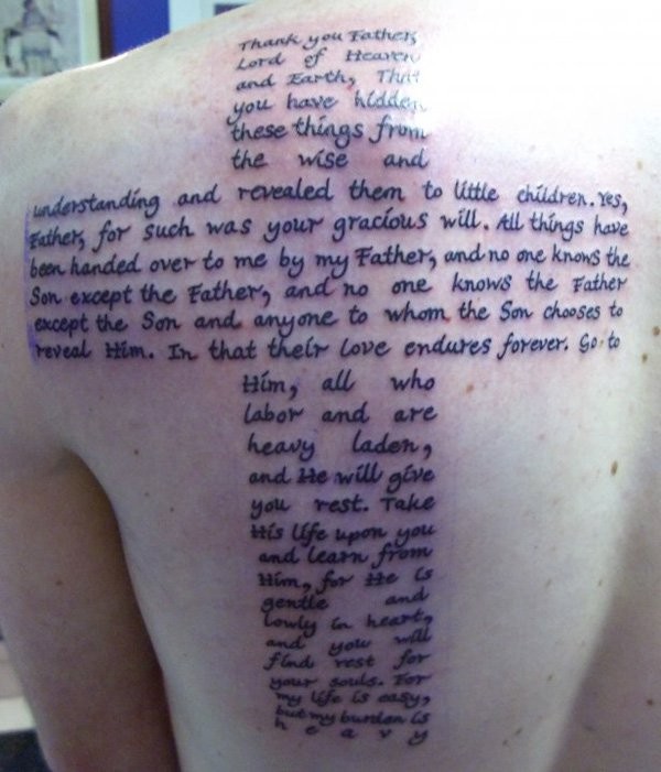 Tatuaje en la espalda, cruz grande que consiste en texto