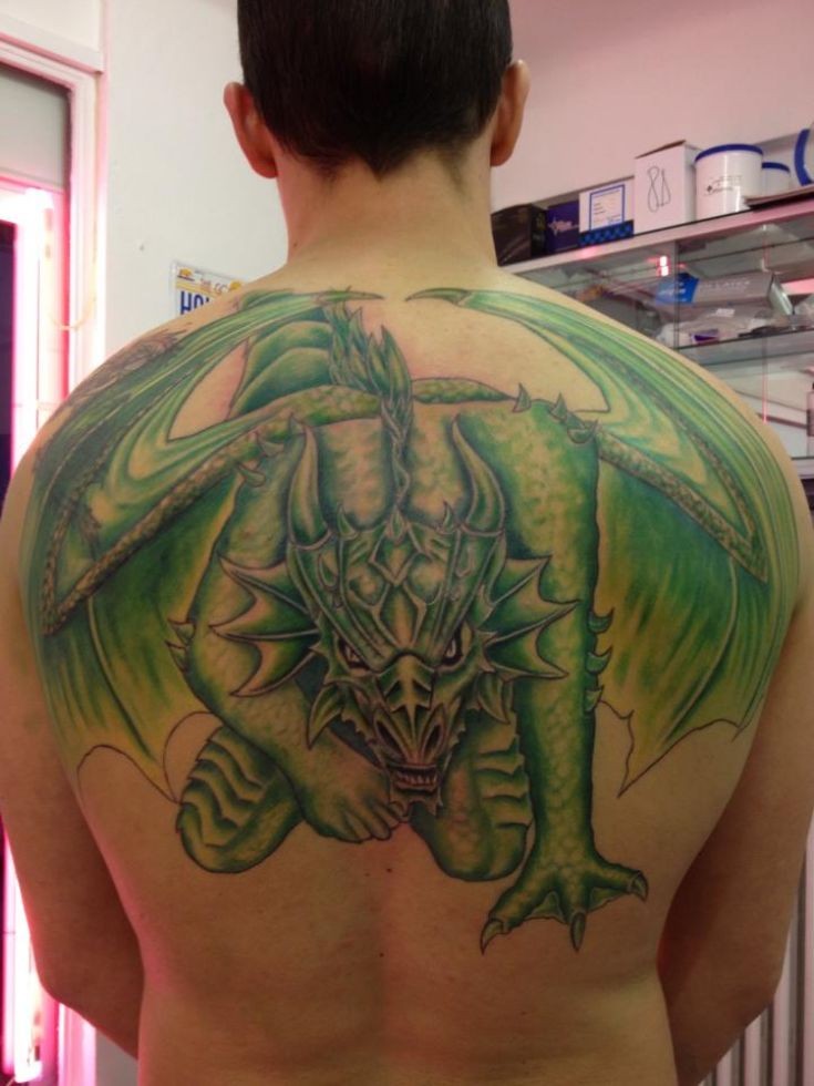 Tatuaggio verde sulla spalla il dragone grande