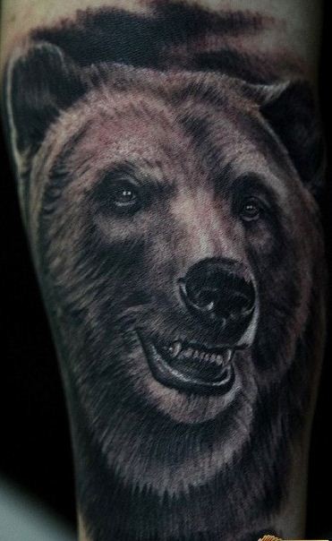 Tatuaje en el antebrazo,
retrato de un oso bueno
