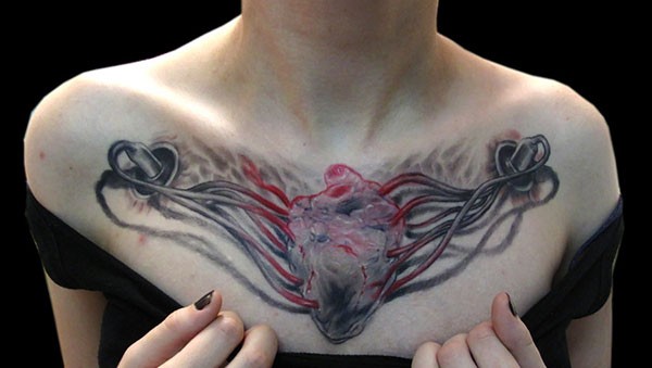 Tatuaje en el pecho,  corazón con cables