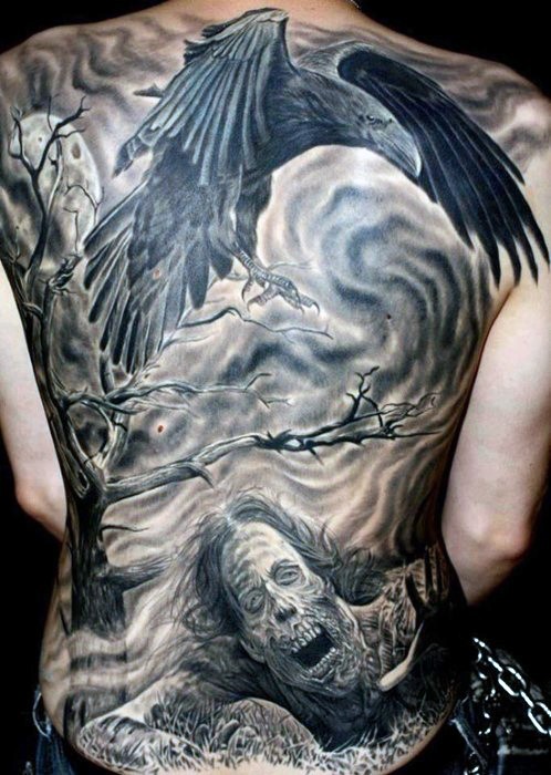Tatuaje en la espalda,
cuervo realista con árbol y zombi horroroso