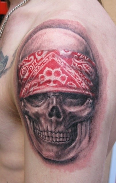 Tatuaje  de cráneo de un motorista  en el brazo